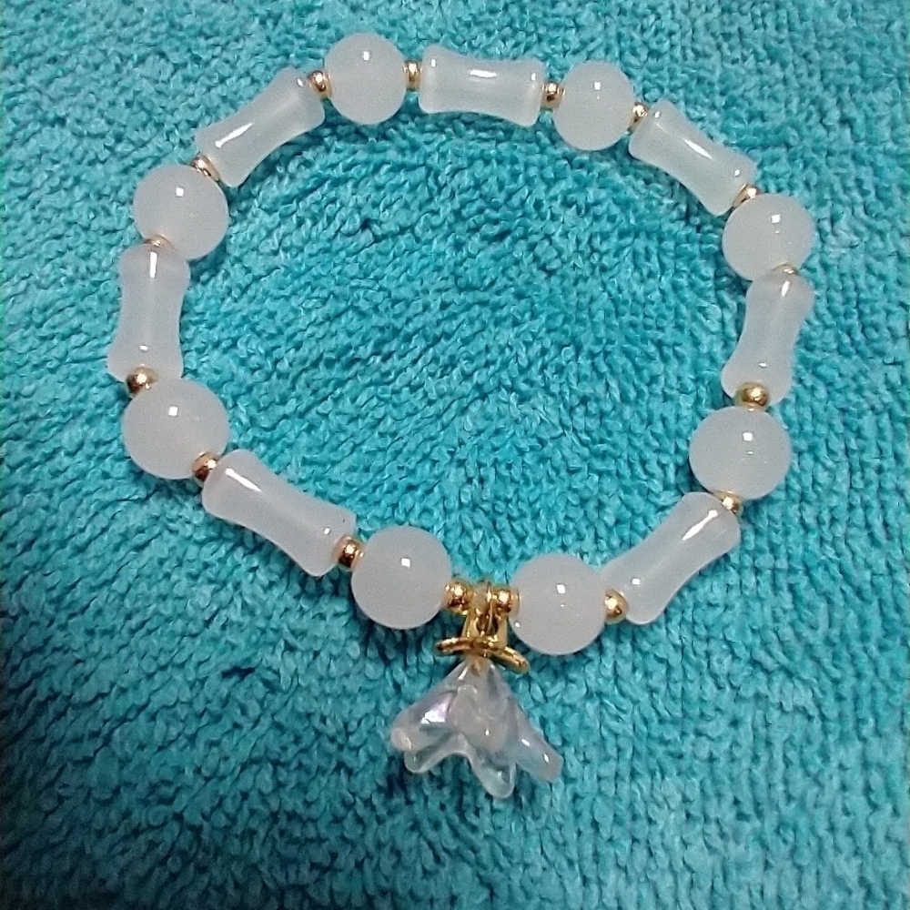 Goldtone white beaded aurora flower floral stretch bracelet